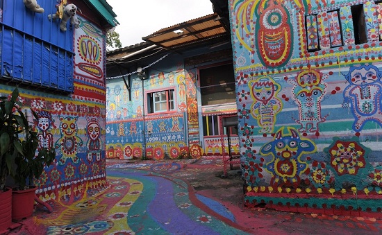 Rainbow_family_village_21