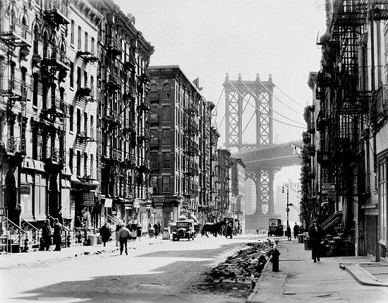 Pike_and_Henry_Street_by_Berenice_Abbott_in_1936