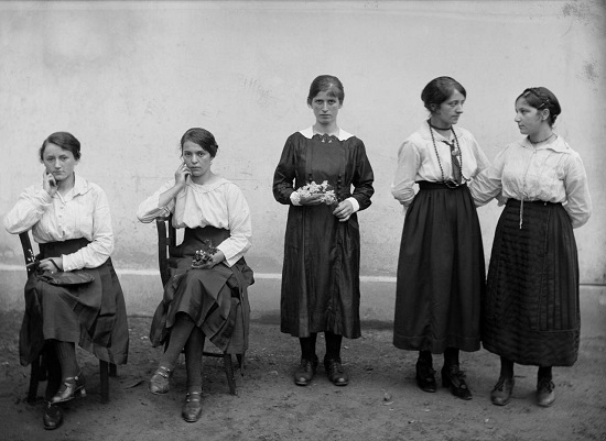 Female-Workers-in-Front-of-the-Chocolate-Factory-Cima-Norma-Dangio-Torre-1280x934