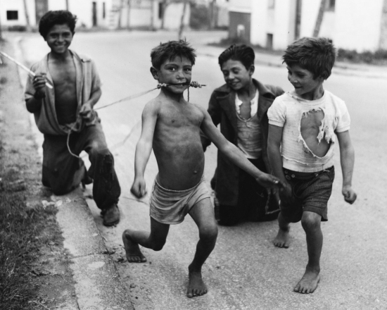 Sabine-weiss_enfants-jouant-au-cheval-children-playing-the-horse-1