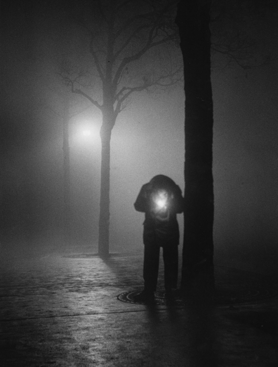 Sabine-weiss_homme-de-nuit-illumant-sa-cigarette-1
