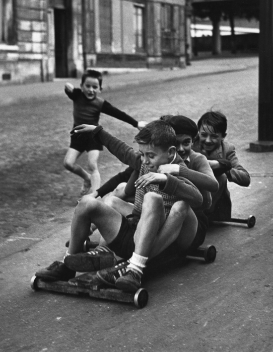 Sabine-weiss_garcon-sur-planche-a-routlettes-1