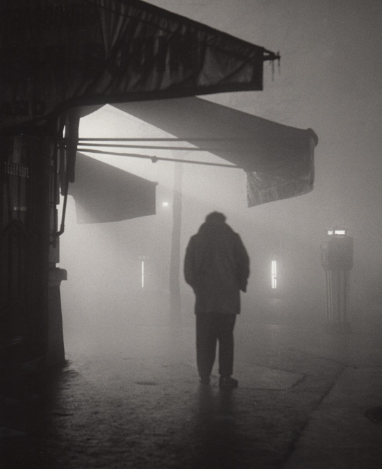 Sabine-weiss_homme-coin-de-rue-tentes-1