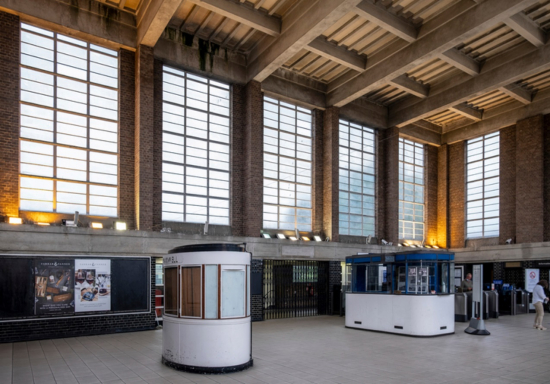 Tube-p94_oakwood_ticket_hall
