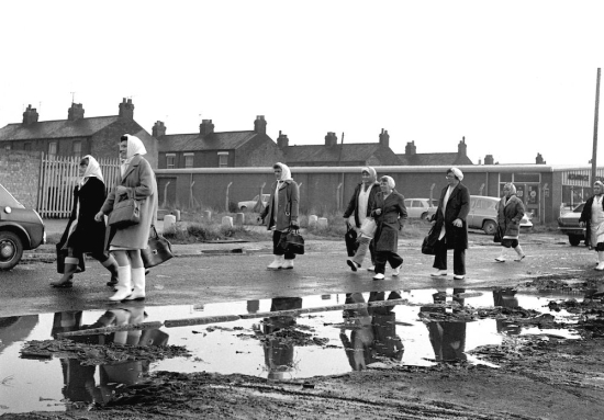 138L-MARR-Fish-Factory-Women-lunchtime-dash-Gillett-Str-puddles-9-Dec-1977-by-Alec-Gill-CLEANED