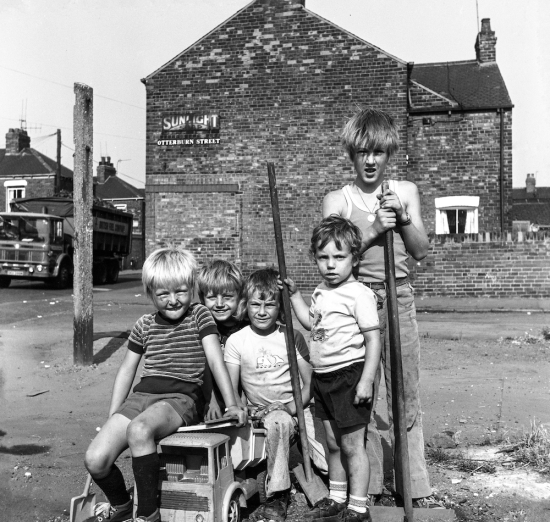050J-JShip-Otterburn-Str-Kids-Andrew-Danny-David-Davy-Stephen-stood-25-Aug-1976-by-Alec-Gill-CLEANING