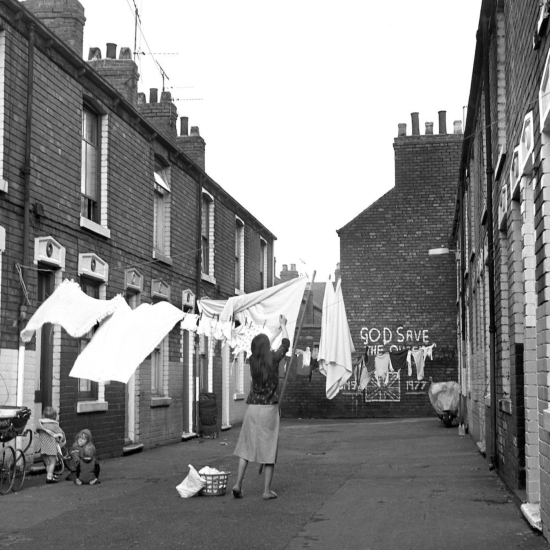212M-Washing-woman-kids-in-Derwent-Terr-Westbourne-Str-27-March-1978-by-Alec-Gill-CLEANED-1350x1350