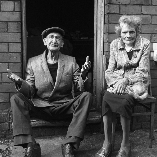 525H-Albert-Edward-DUNN-Nellie-with-cat-Tigress-South-Boulevard-Terrace-8-Sept-1981-by-Alec-Gill