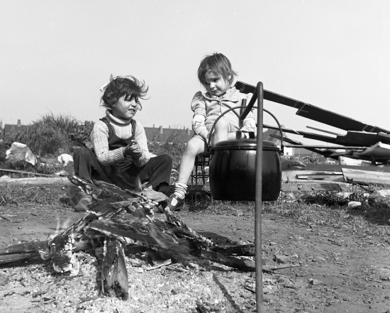 233C-Carlton-Campfire-Pot-2-Girls-unknown-Lyn-Smith-18-May-1978-by-Alec-Gill-CLEANED-CROPPED-scaled