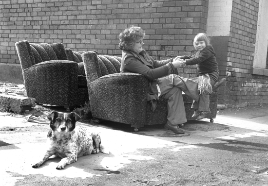 350B-Woodcock-Str-Settee-Gran-Child-Ride-a-Cock-Horse-5-April-1979-by-Alec-Gill